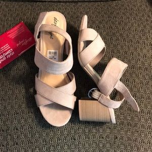 NWT- Dexflex Comfort Strappy Heels- size 10